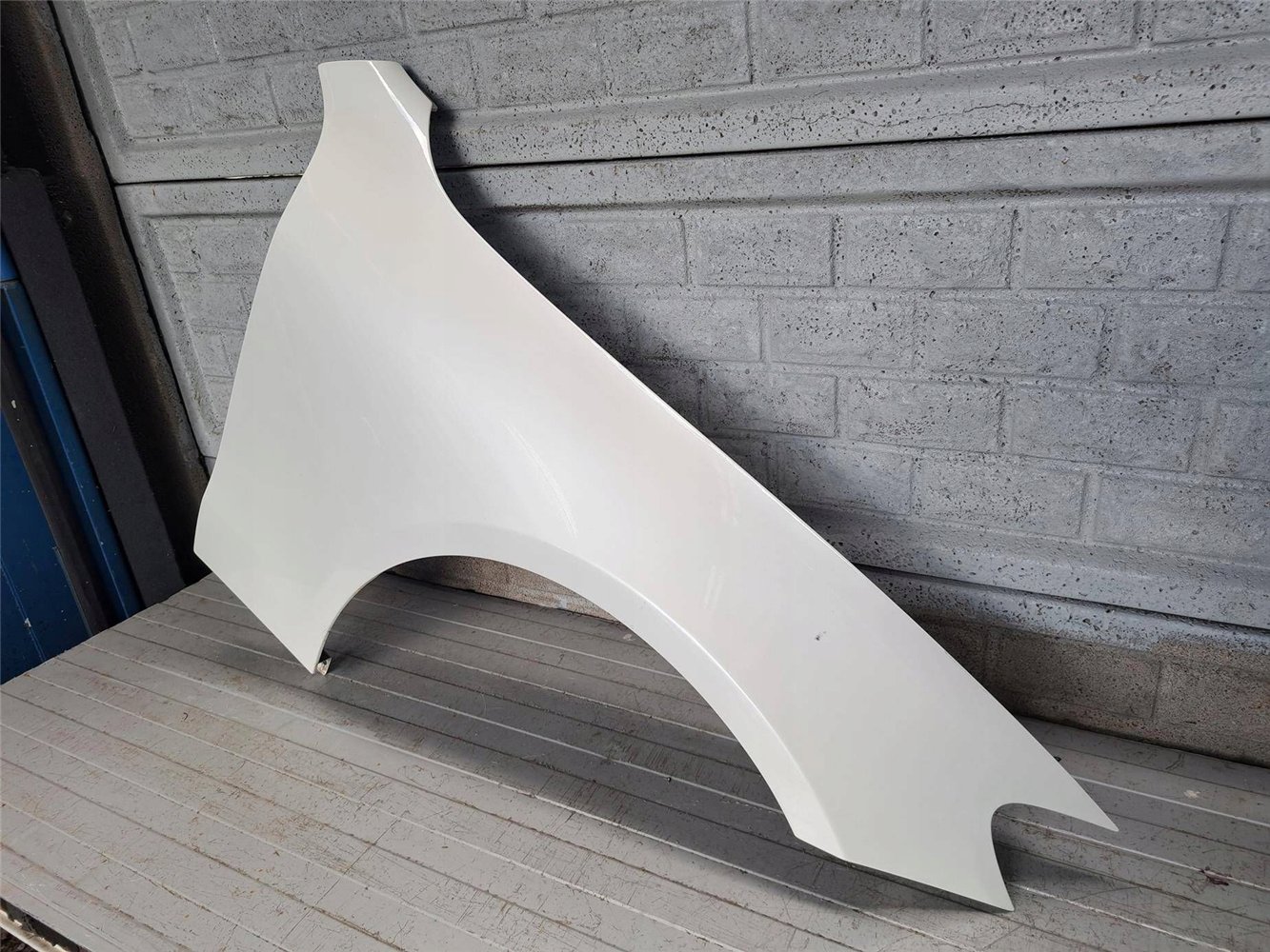 MERCEDES E-KLASA COUPE W238 BŁOTNIK PRZEDNI PRAWY ORYGINAŁ (17831110616)