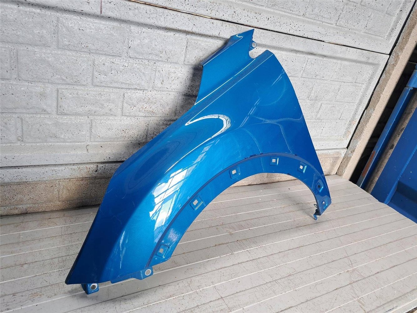 KIA STONIC BŁOTNIK LEWY PRZEDNI ORYGINAŁ (17831115144)