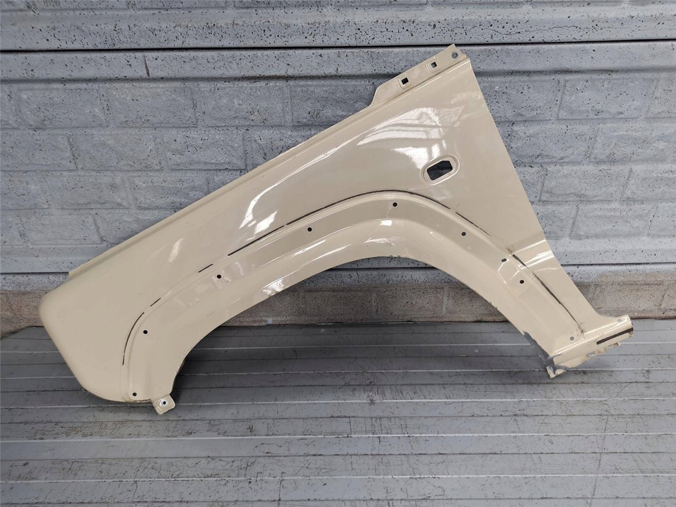 SUZUKI JIMNY 18 - 24 BŁOTNIK PRZEDNI LEWY ORYGINAŁ (17831175866)