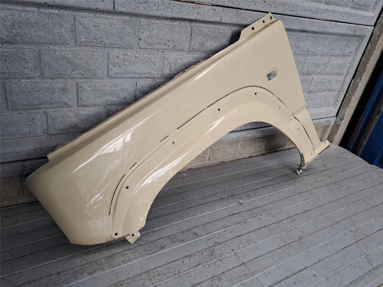 SUZUKI JIMNY 18 - 24 BŁOTNIK PRZEDNI LEWY ORYGINAŁ (17831175866)