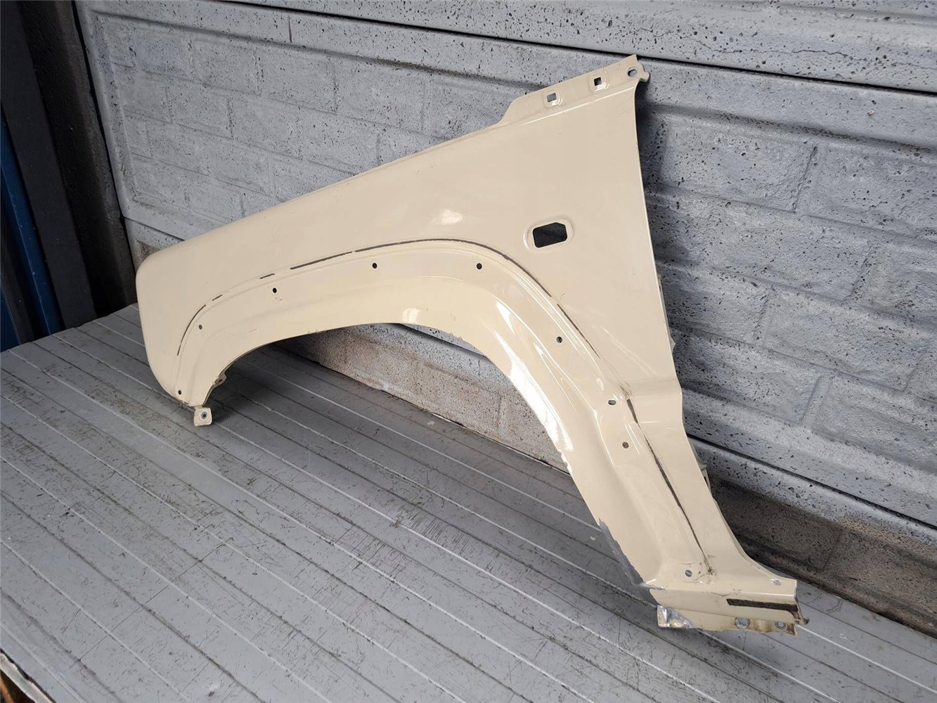 SUZUKI JIMNY 18 - 24 BŁOTNIK PRZEDNI LEWY ORYGINAŁ (17831175866)