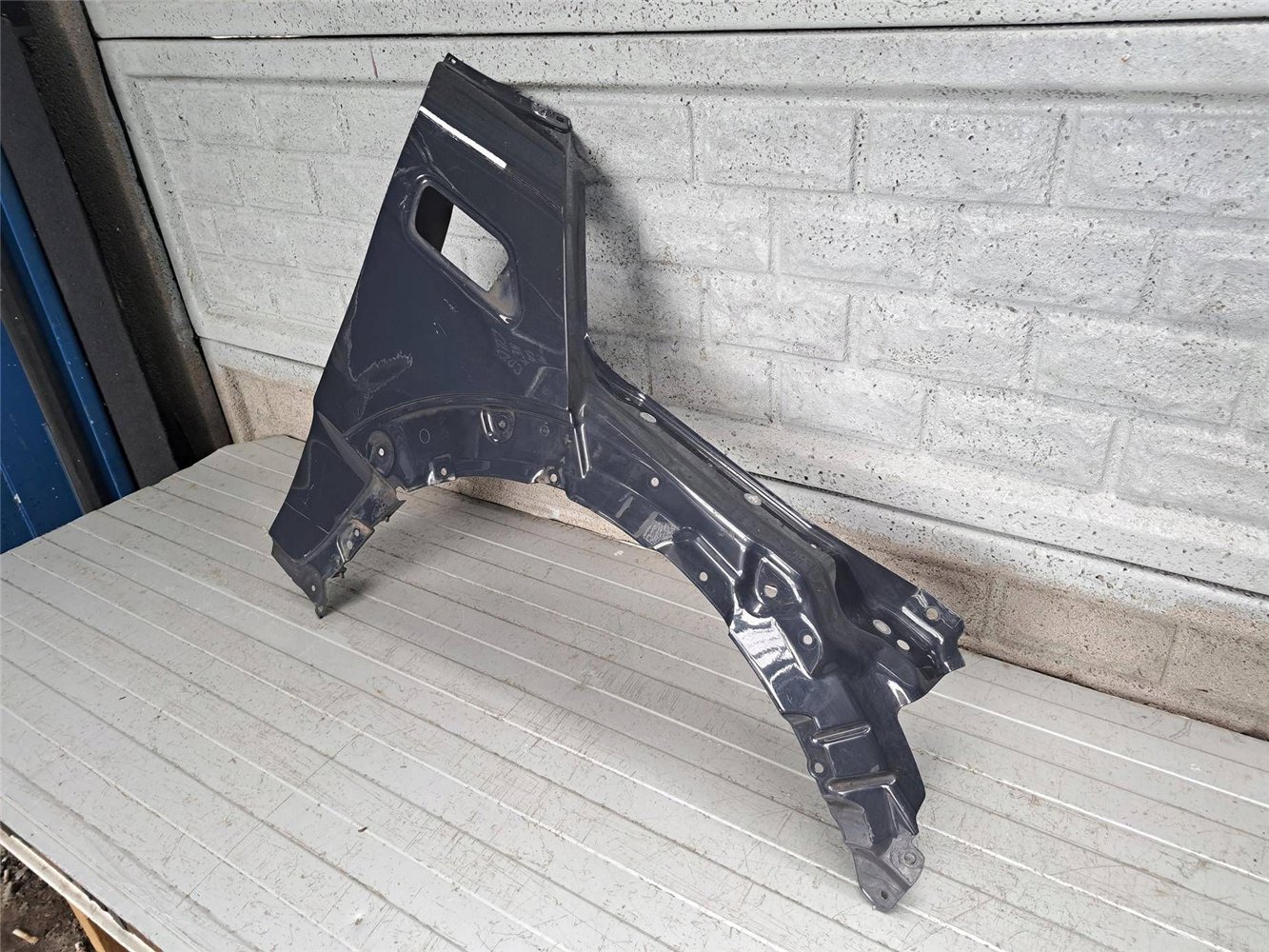 MINI COOPER CLUBMAN F54 BŁOTNIK PRAWY PRZEDNI ORYGINAŁ (17831228065)