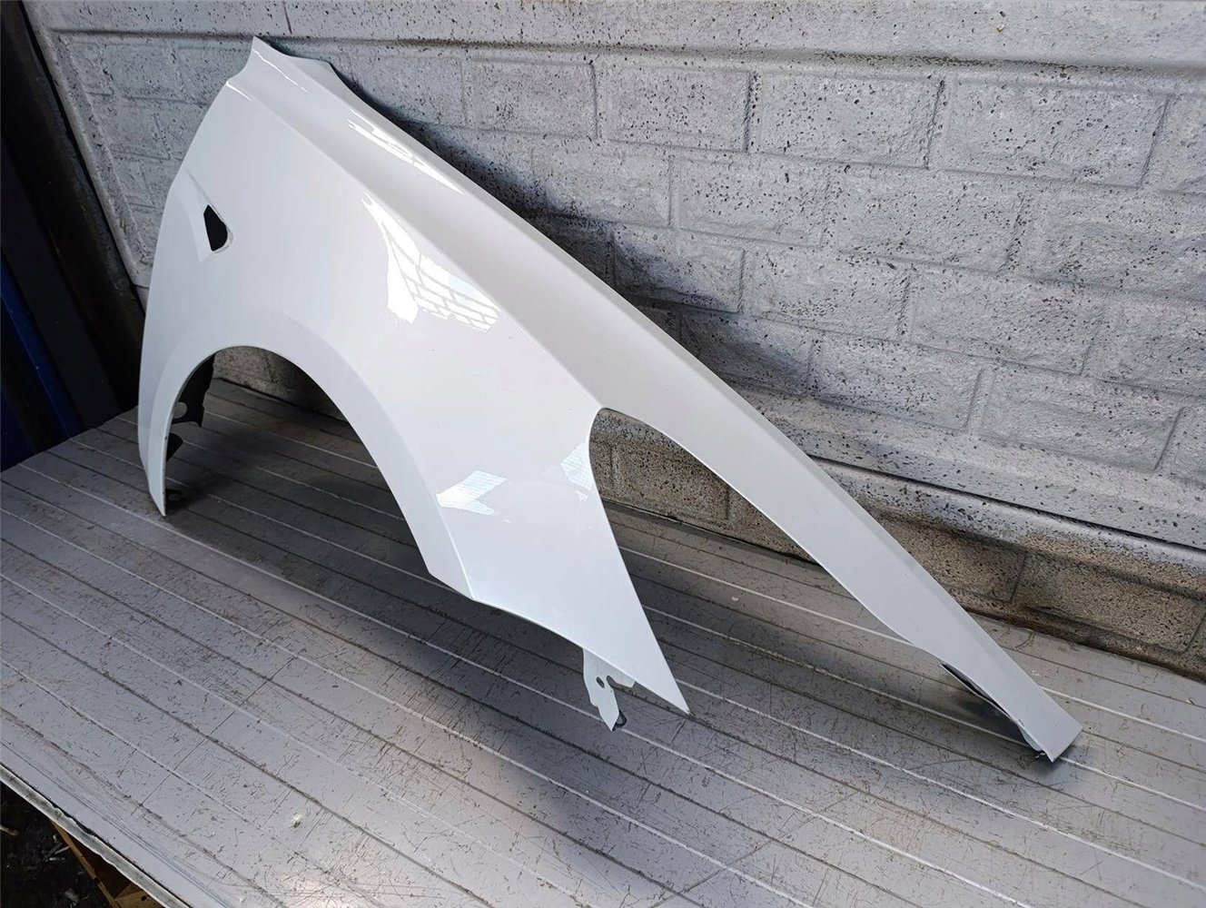 TESLA 3 III 2017-2023 BŁOTNIK PRZEDNI PRAWY ORYGINAŁ (17834050507)