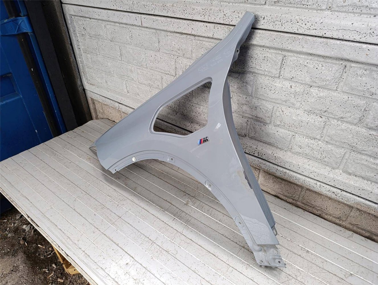 BMW X2 II F39 HYBRYDA BŁOTNIK LEWY PRZEDNI ORYGINAŁ (17837128508)