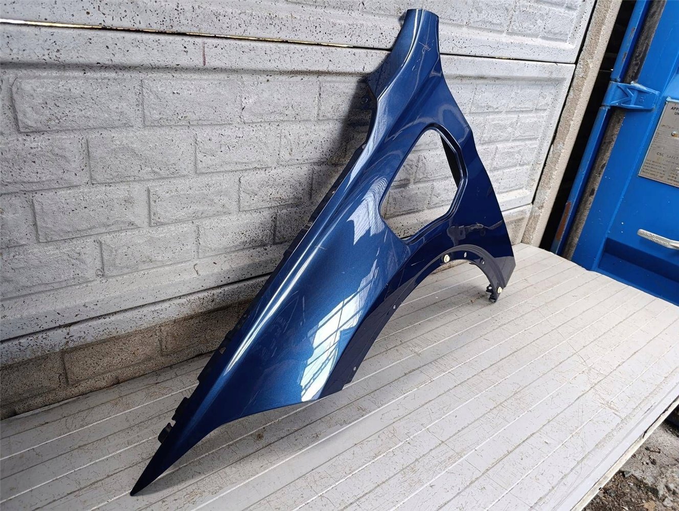 BMW X1 F48 F49 HYBRYDA 15-20 BŁOTNIK LEWY PRZEDNI ORYGINAŁ (17840171024)