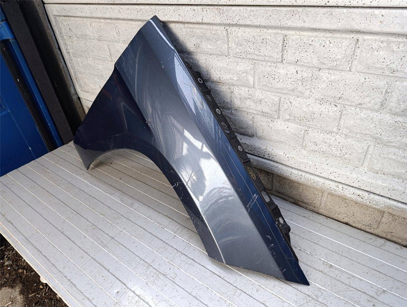 MERCEDES CLS W 218 W218 BŁOTNIK PRZEDNI PRAWY ORYGINAŁ (17851000689)