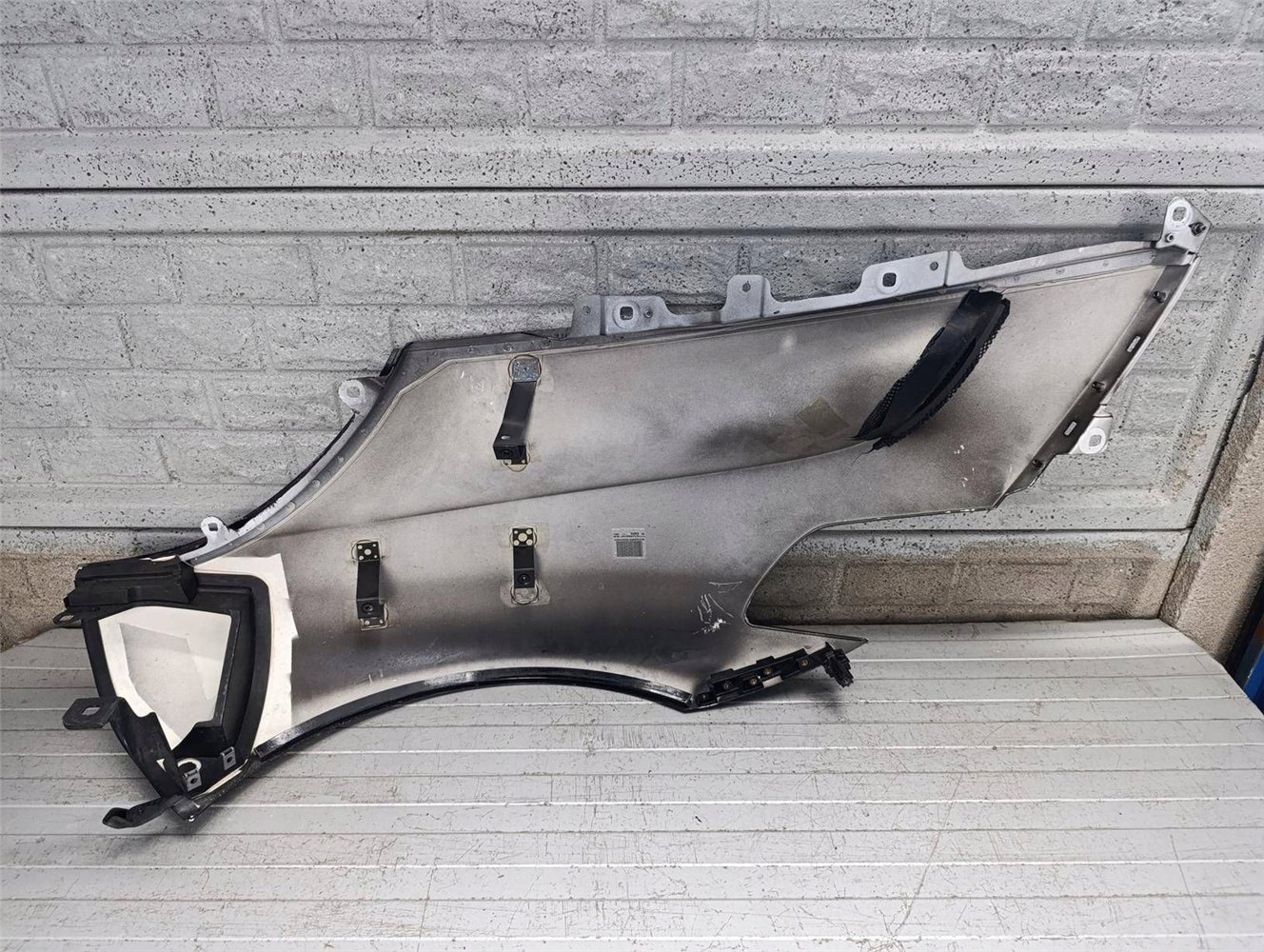 MASERATI MC20 MC-20 BŁOTNIK PRAWY LEWY PRZEDNI ORYGINAŁ (17854771432)