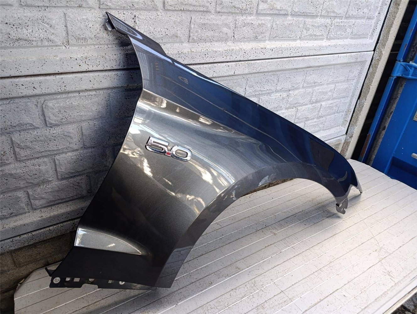 FORD MUSTANG VI 14 - 18 BŁOTNIK PRAWY PRZEDNI ORYGINAŁ (17861095206)