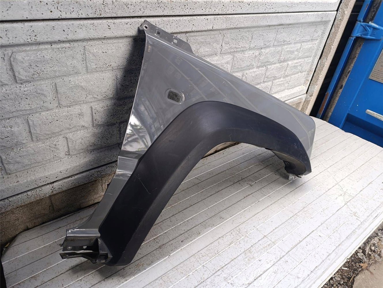 BŁOTNIK PRAWY PRZEDNI SUZUKI JIMNY 18-24 ORYGINAŁ (17879766566)