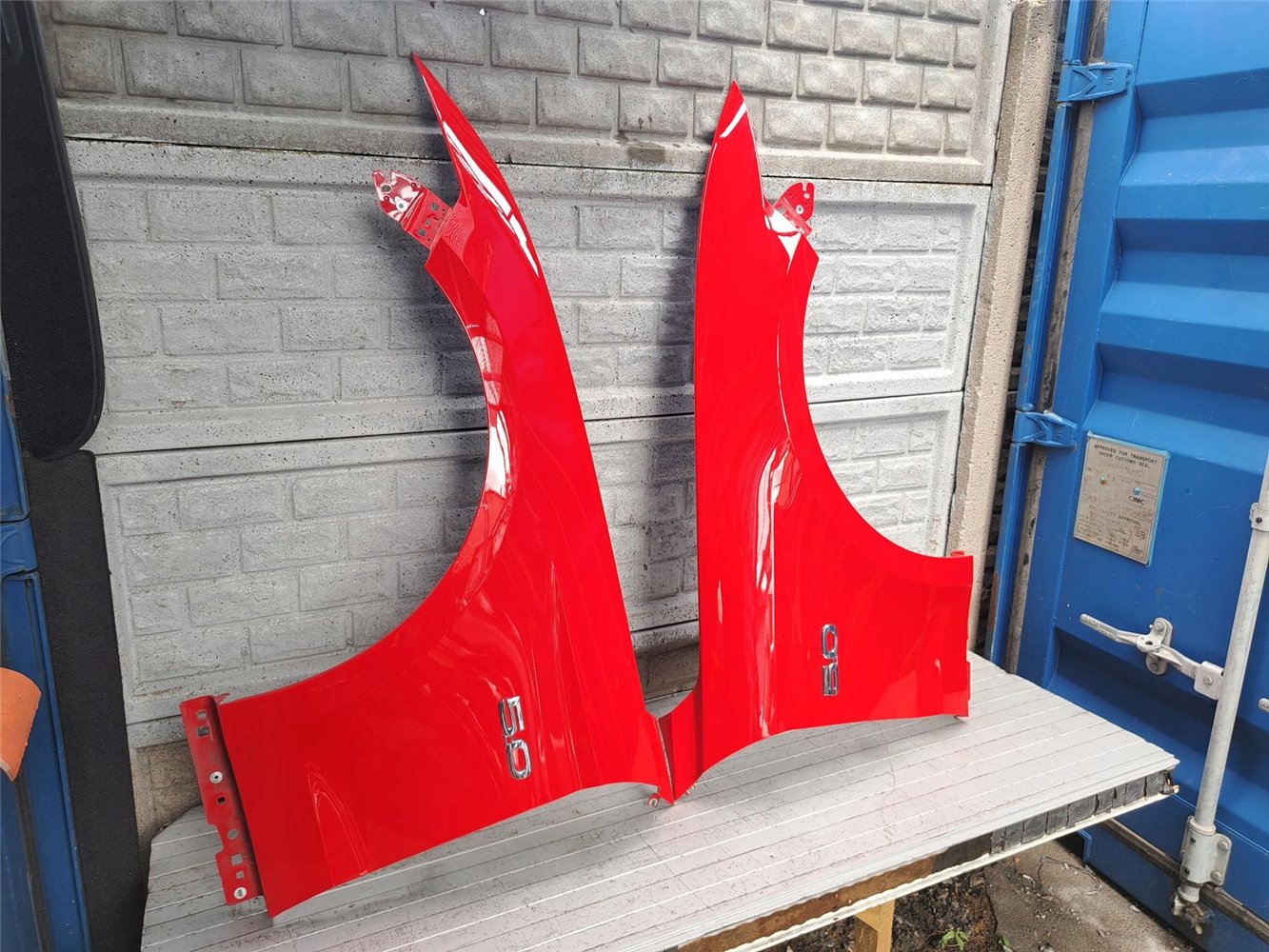 FORD MUSTANG VI 14 - 18 BŁOTNIK LEWY PRAWY PRZEDNI ORYGINAŁ (17880082881)