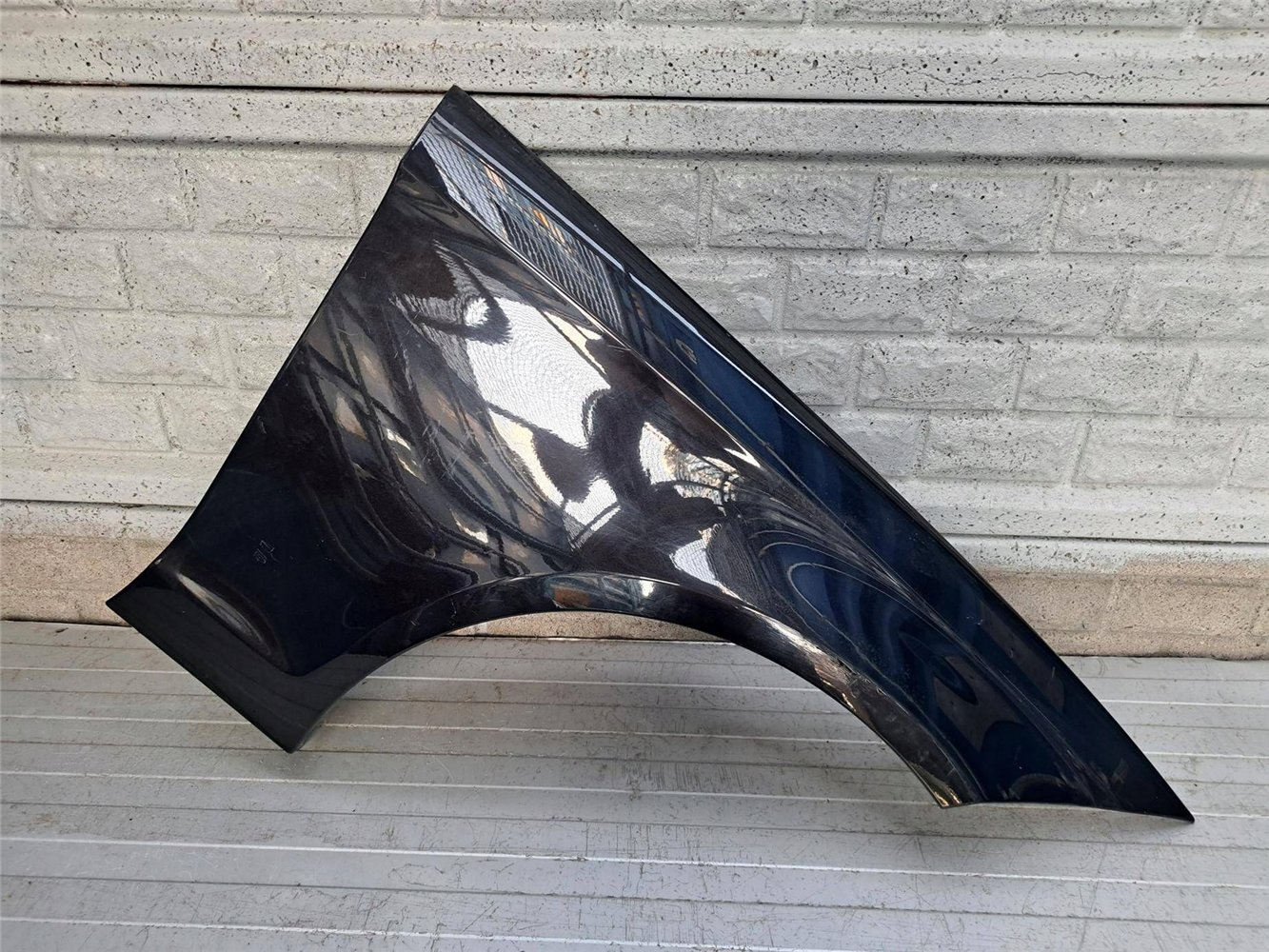 MERCEDES CLS W 218 W218 BŁOTNIK PRZEDNI PRAWY ORYGINAŁ (17883090334)