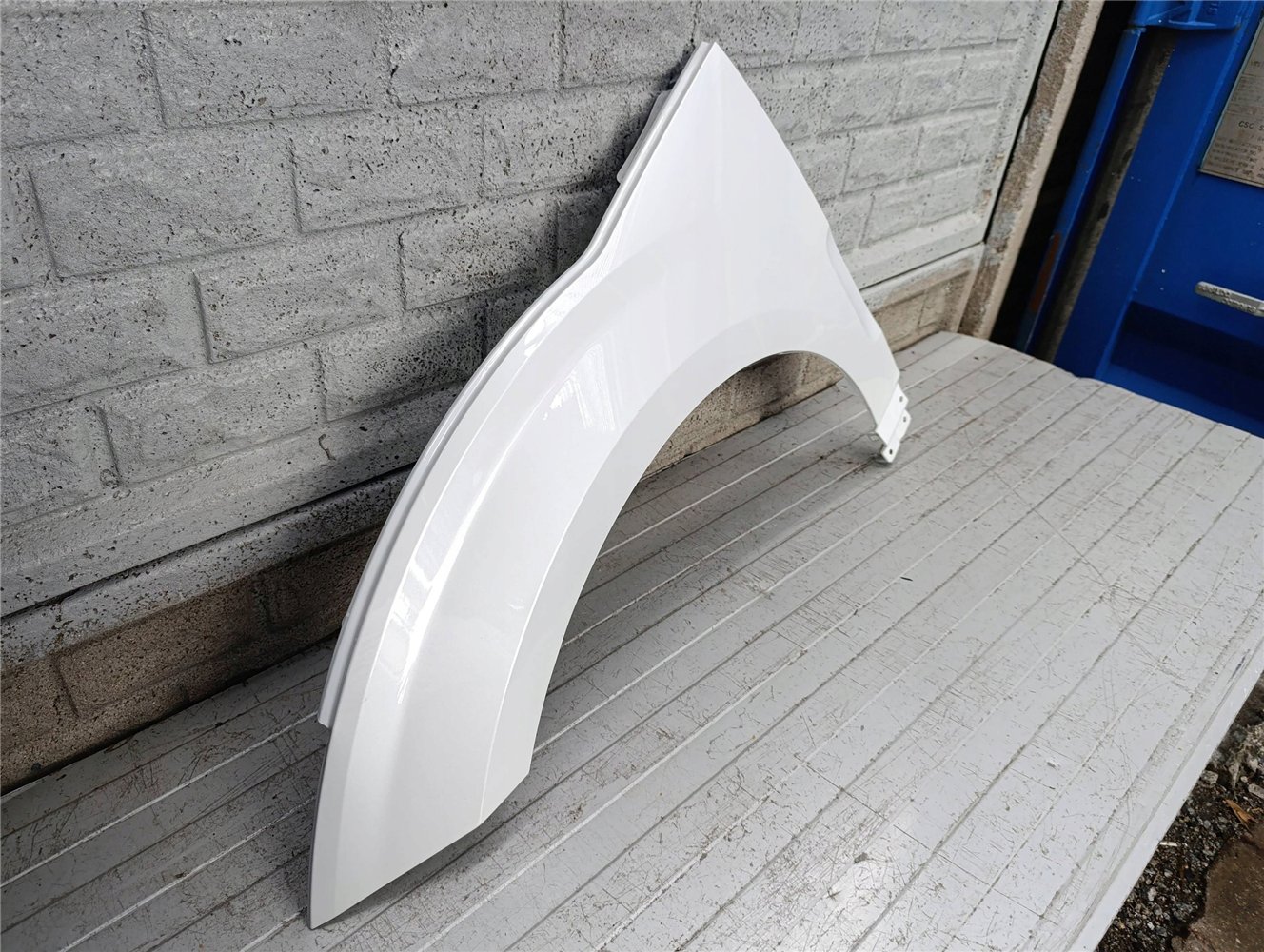 VOLVO EX30 2023- BŁOTNIK PRZEDNI LEWY ORYGINAŁ (17891186841)