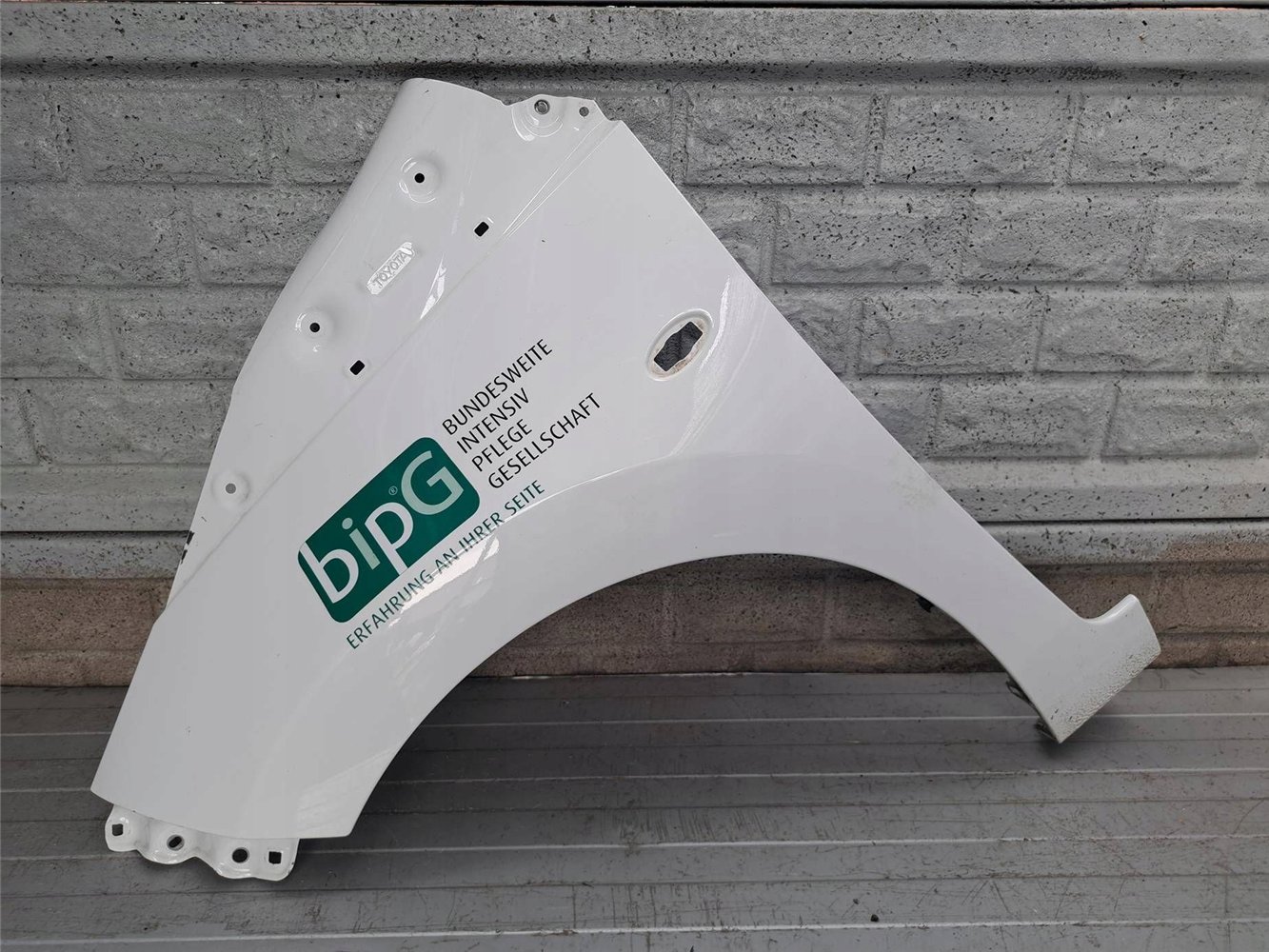 TOYOTA AYGO 2 2014-2022 BŁOTNIK LEWY PRZEDNI ORYGINAŁ (17893961650)