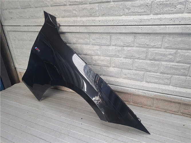 BMW 4 G22 G23 2020-2025 BŁOTNIK PRAWY PRZEDNI ORYGINAŁ (17897096138)