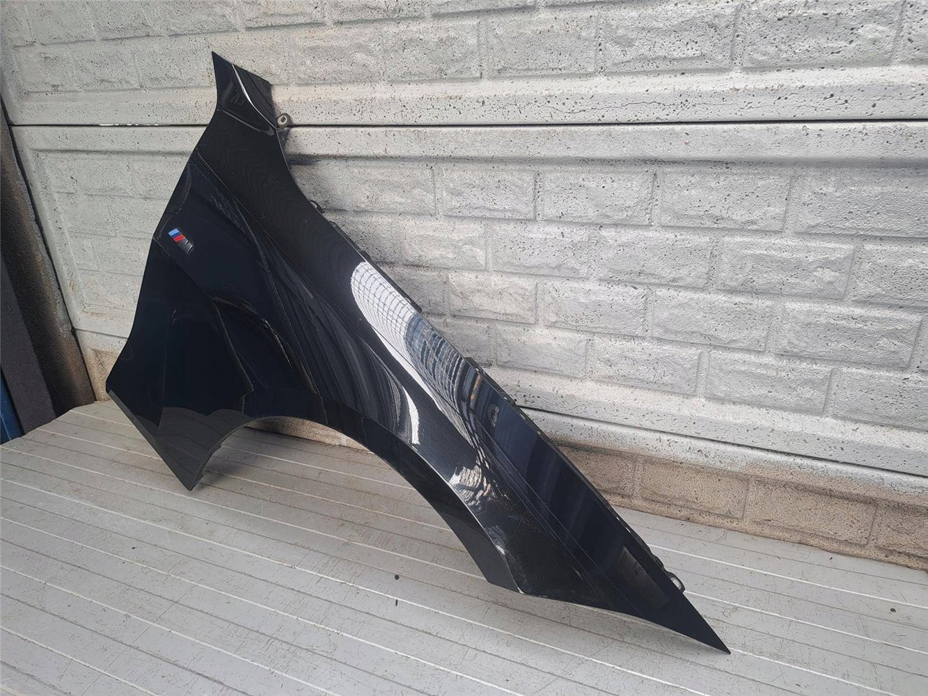 BMW 4 G22 G23 2020-2025 BŁOTNIK PRAWY PRZEDNI ORYGINAŁ (17897096138)