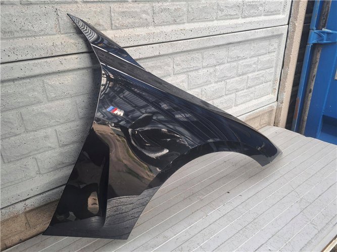 BMW 4 G22 G23 2020-2025 BŁOTNIK PRAWY PRZEDNI ORYGINAŁ (17897096138)