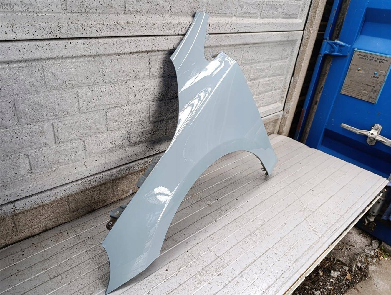 VOLVO V40 13-18 BŁOTNIK PRZEDNI LEWY ORYGINAŁ (17897196353)