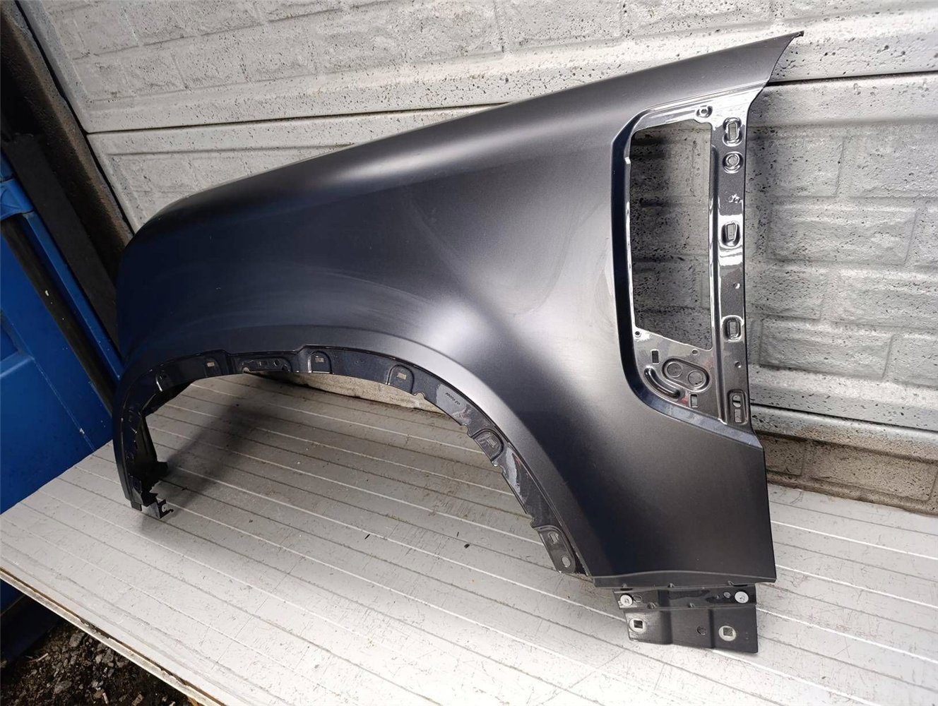 LAND ROVER DEFENDER 20- BŁOTNIK LEWY PRZEDNI ORYGINAŁ (17897197983)