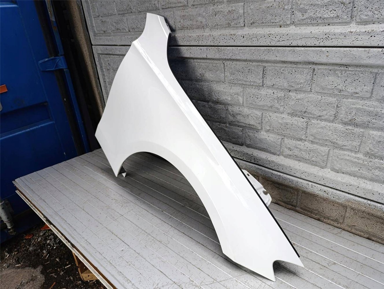 MERCEDES E-KLASA W214 W 214 23- BŁOTNIK PRAWY ORYGINAŁ (17900599061)