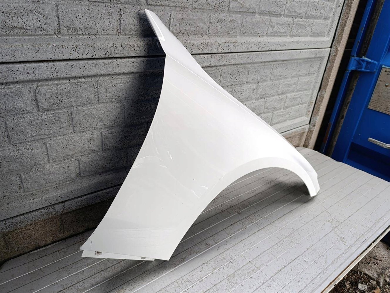 MERCEDES E-KLASA W214 W 214 23- BŁOTNIK PRAWY ORYGINAŁ (17900599061)