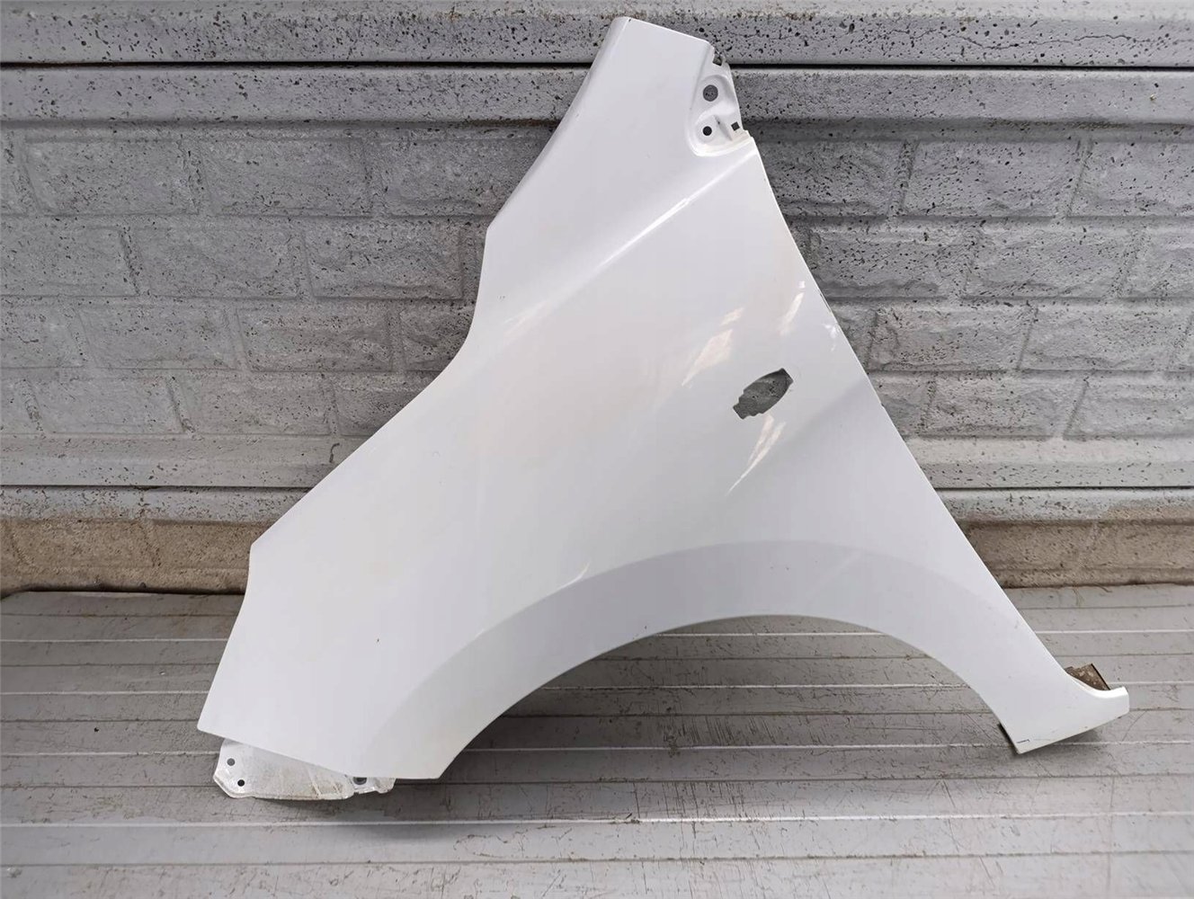 SUZUKI CELERIO 14-20 BŁOTNIK PRZEDNI LEWY ORYGINAŁ (17905011985)