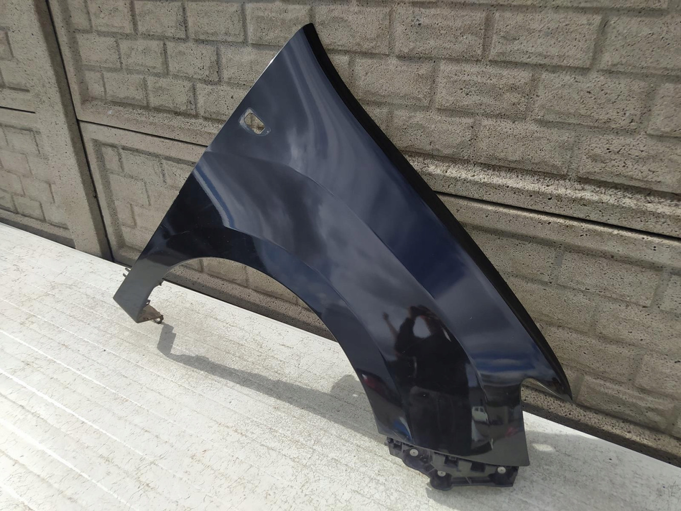 DACIA SANDERO LOGAN 13-20 BŁOTNIK PRZEDNI PRAWY - (12364421922)