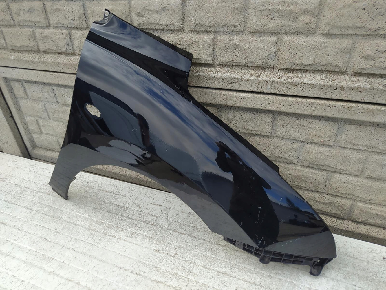 SUZUKI BALENO II 15-22 BŁOTNIK PRAWY PRZEDNI - (12382342686)