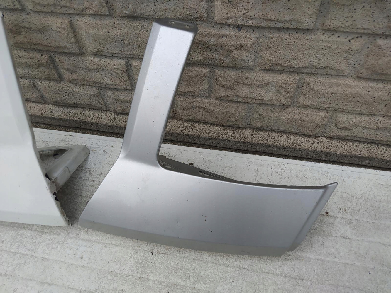 VW CRAFTER 2E0 LISTWA POD LAMPE PRAWY LEWY PRZÓD - (12654682909)