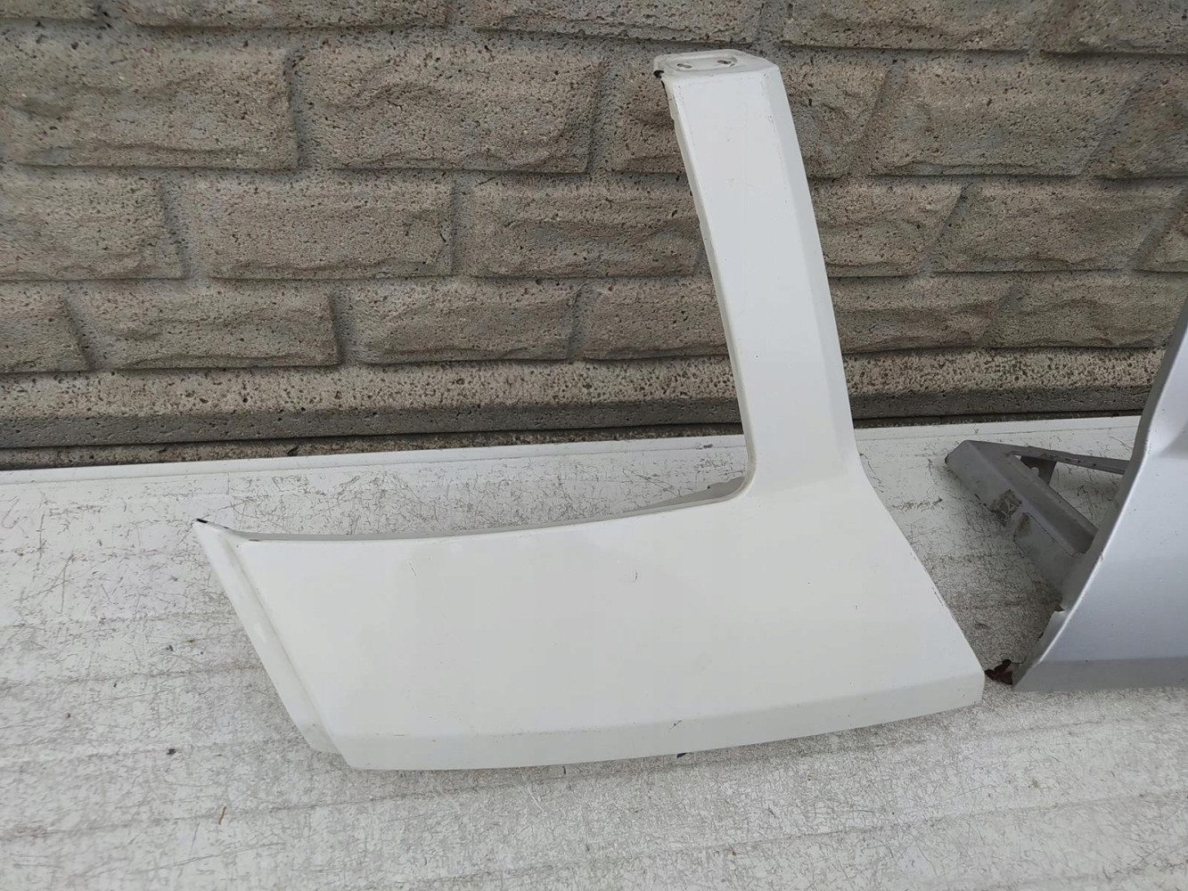 VW CRAFTER 2E0 LISTWA POD LAMPE PRAWY LEWY PRZÓD - (12654682909)