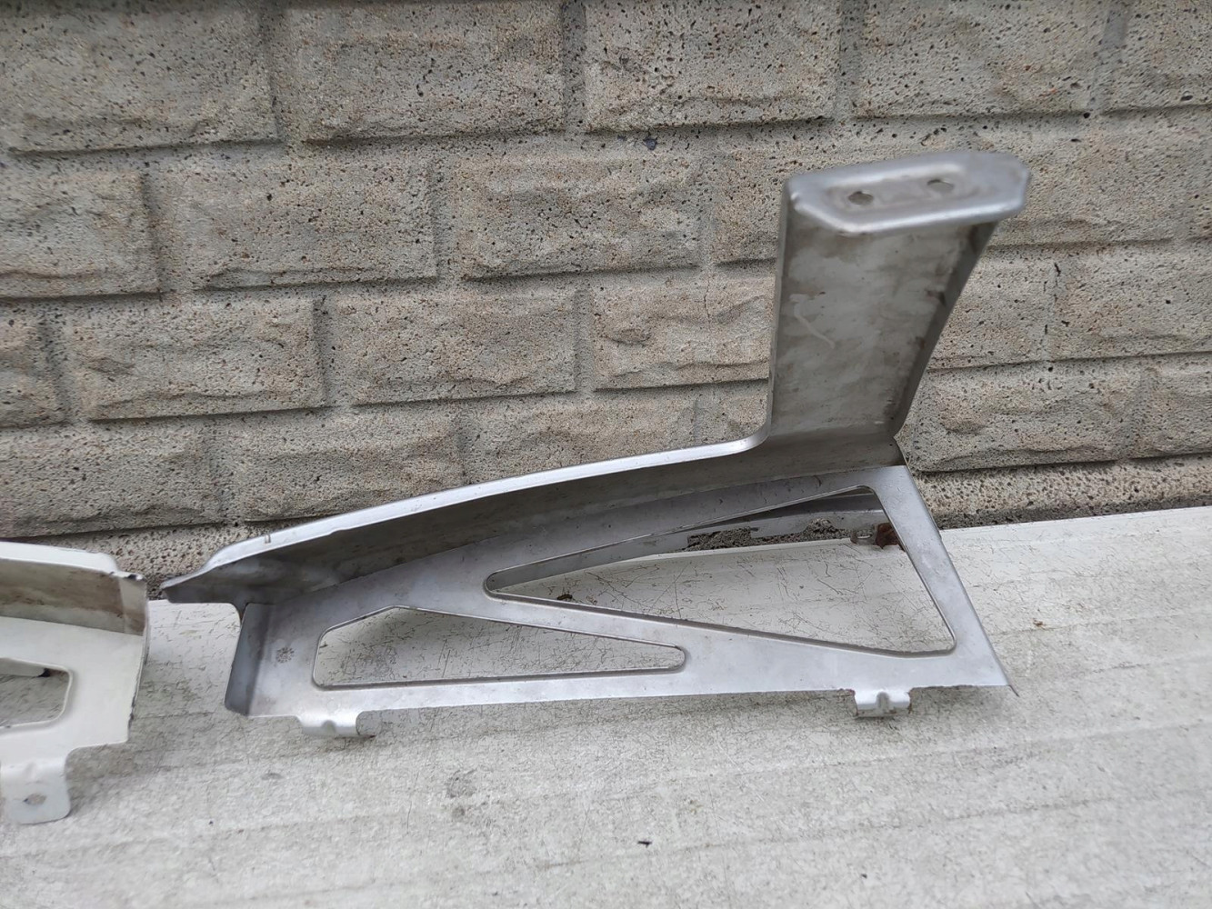 VW CRAFTER 2E0 LISTWA POD LAMPE PRAWY LEWY PRZÓD - (12654682909)