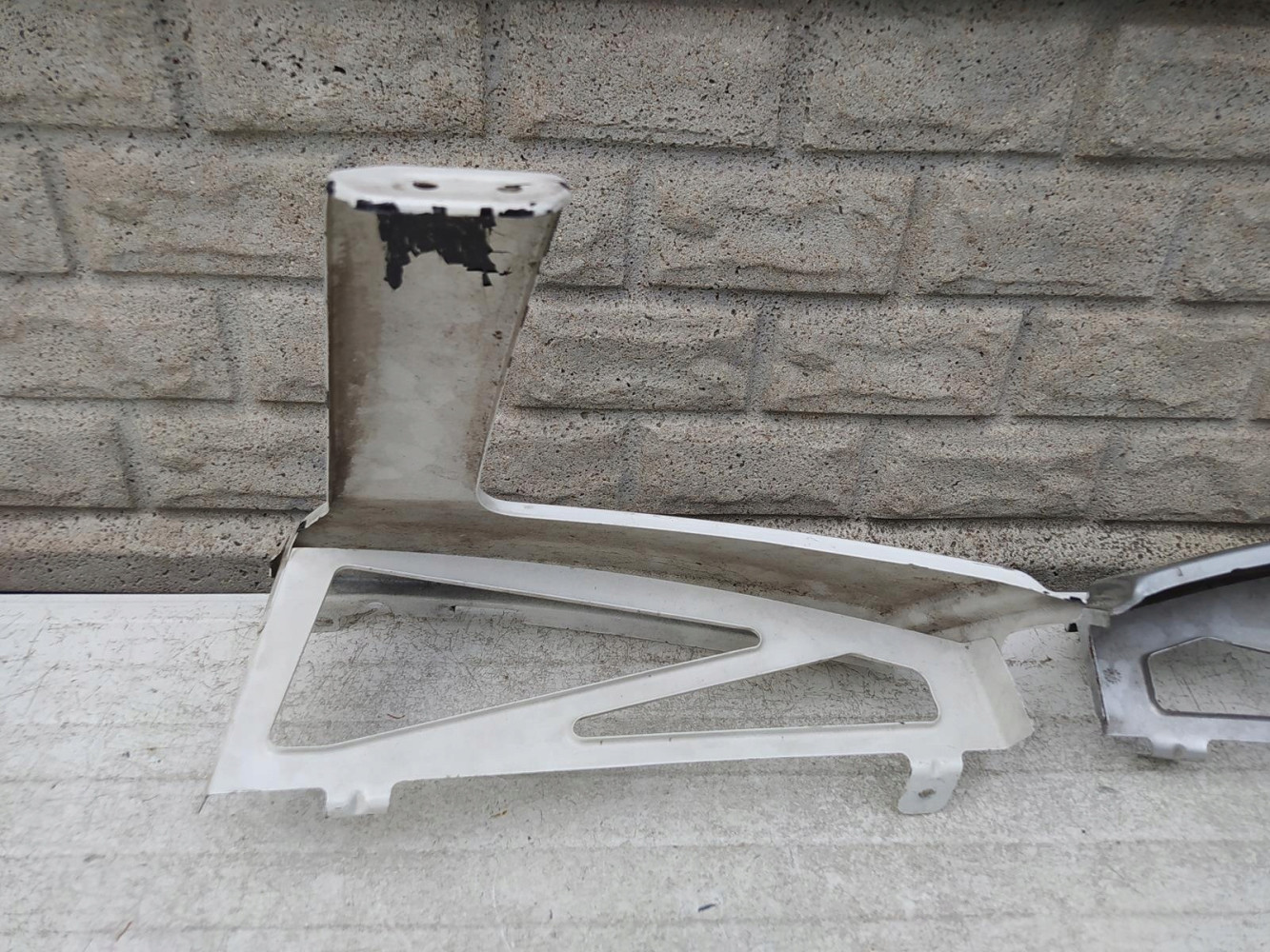 VW CRAFTER 2E0 LISTWA POD LAMPE PRAWY LEWY PRZÓD - (12654682909)