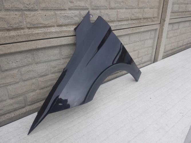 SEAT ARONA BŁOTNIK PRZEDNI LEWY - (12761566471)