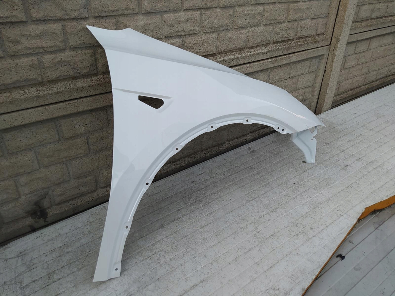 TESLA Y MODEL Y BŁOTNIK PRZEDNI PRAWY - (12823463494)