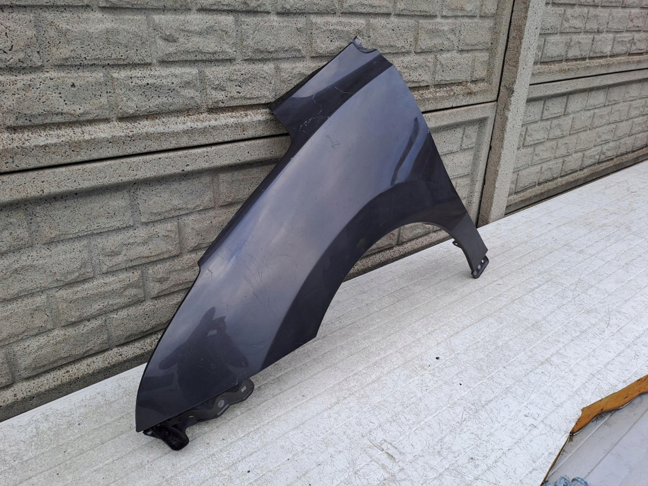 SUZUKI BALENO II 15-22 BŁOTNIK LEWY PRZEDNI - (12889886589)