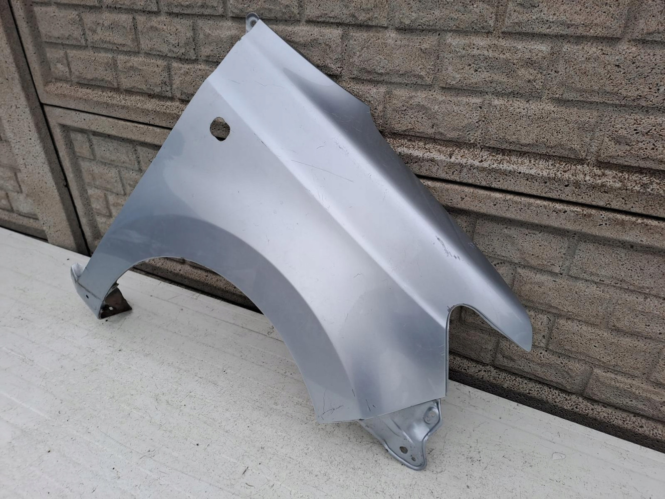 DAIHATSU MATERIA BŁOTNIK PRAWY PRZEDNI - (13012629371)