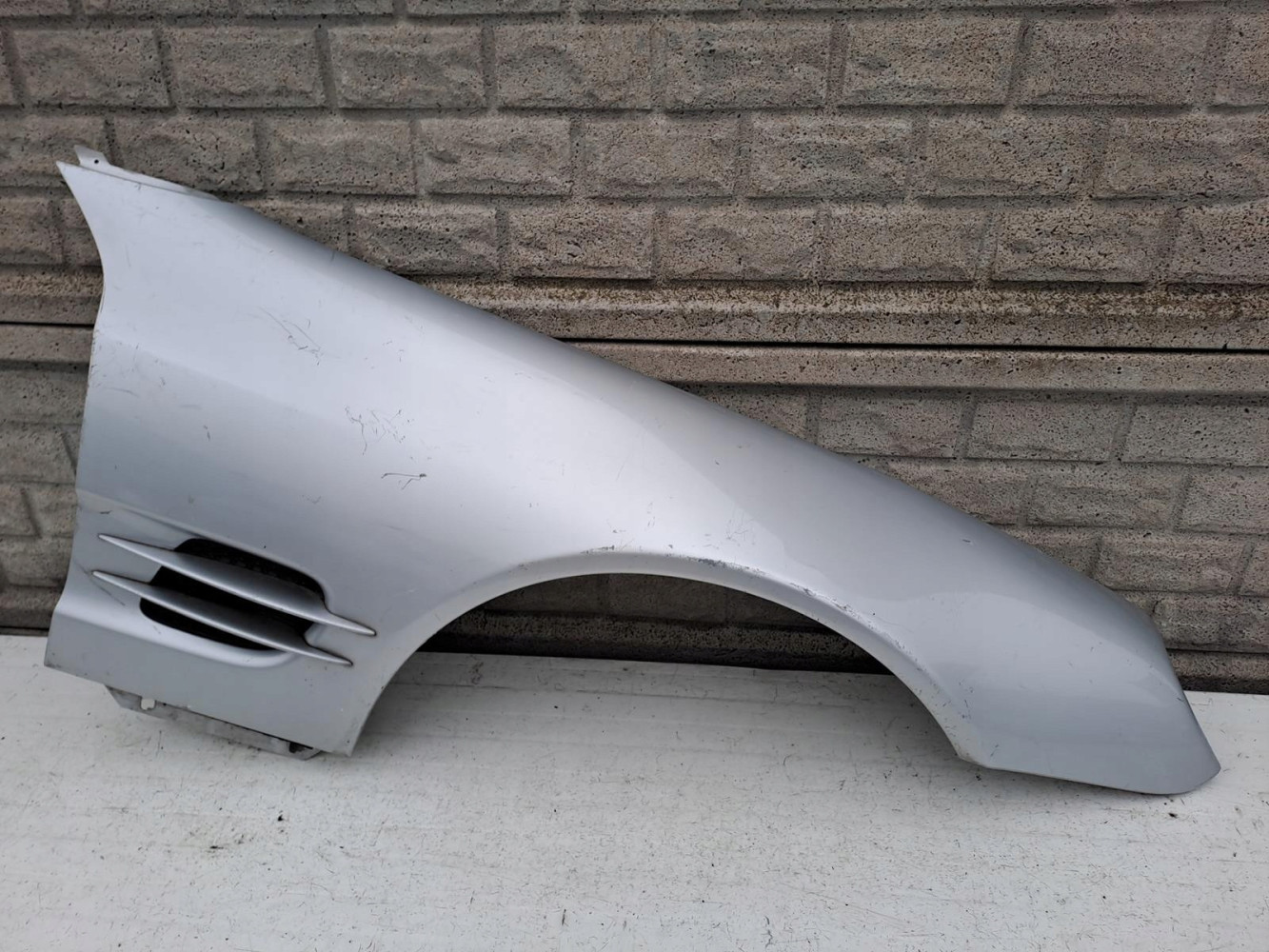 MERCEDES SL230 SL 230 BŁOTNIK PRAWY PRZEDNI - (13050187786)