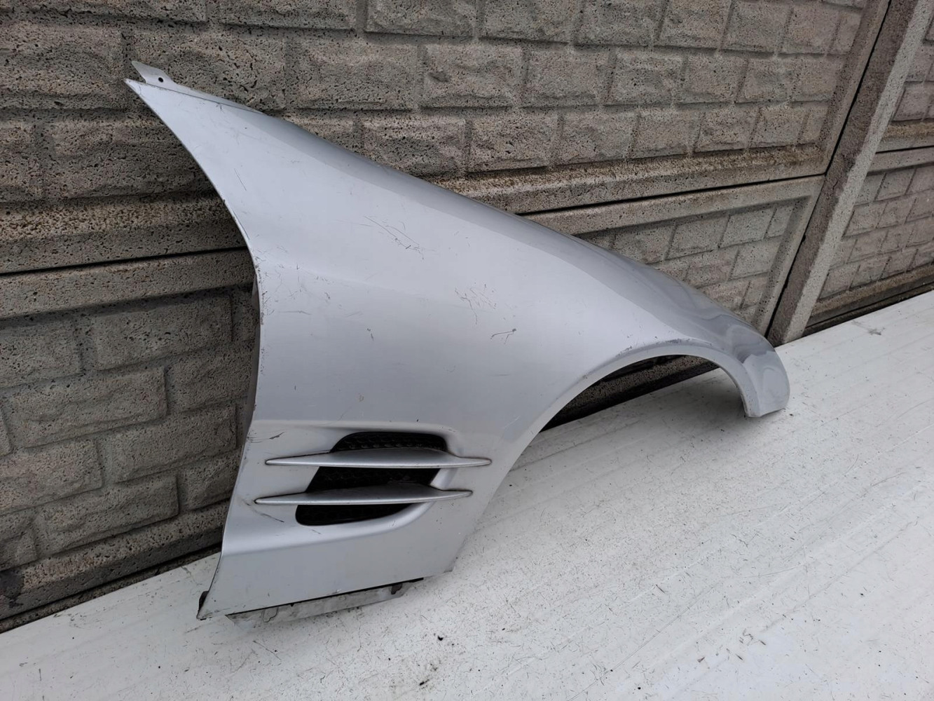 MERCEDES SL230 SL 230 BŁOTNIK PRAWY PRZEDNI - (13050187786)