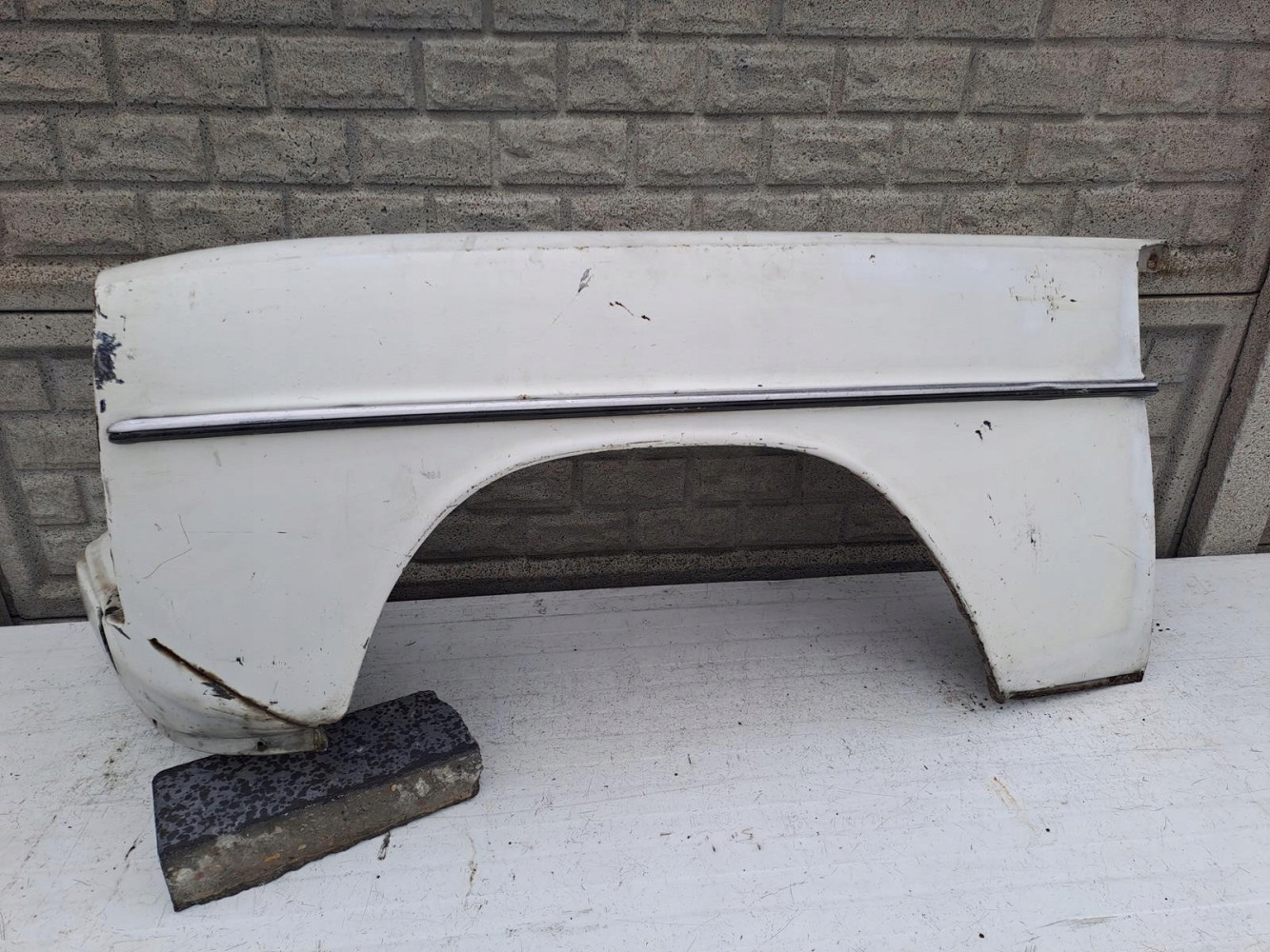 MERCEDES W114 W115 68-73 BŁOTNIK PRAWY LEWY - (13103305784)