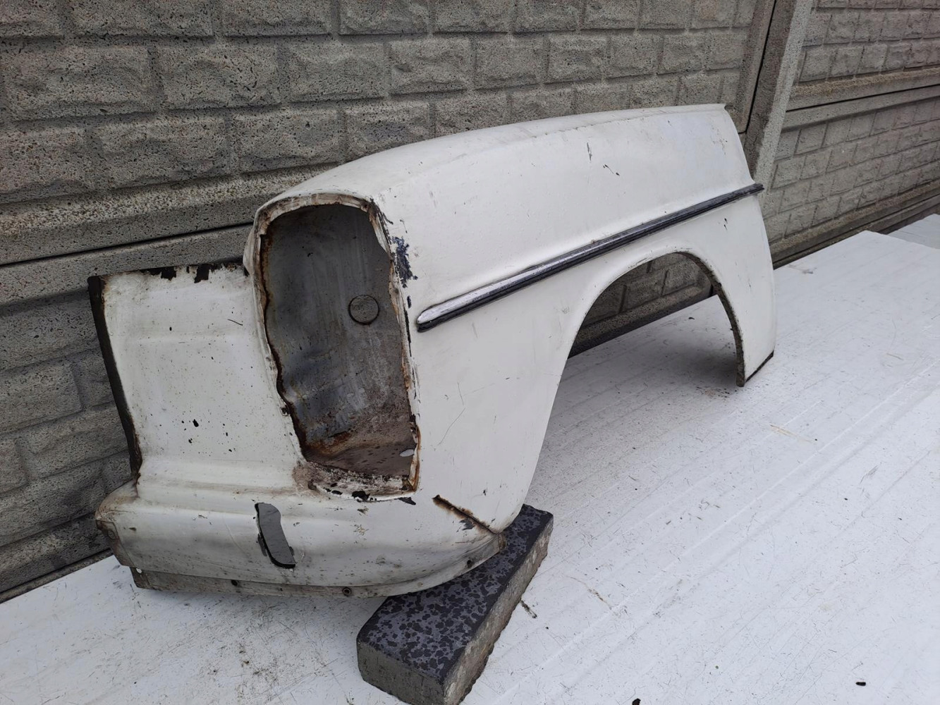 MERCEDES W114 W115 68-73 BŁOTNIK PRAWY LEWY - (13103305784)