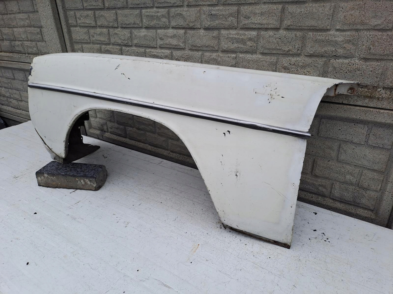 MERCEDES W114 W115 68-73 BŁOTNIK PRAWY LEWY - (13103305784)