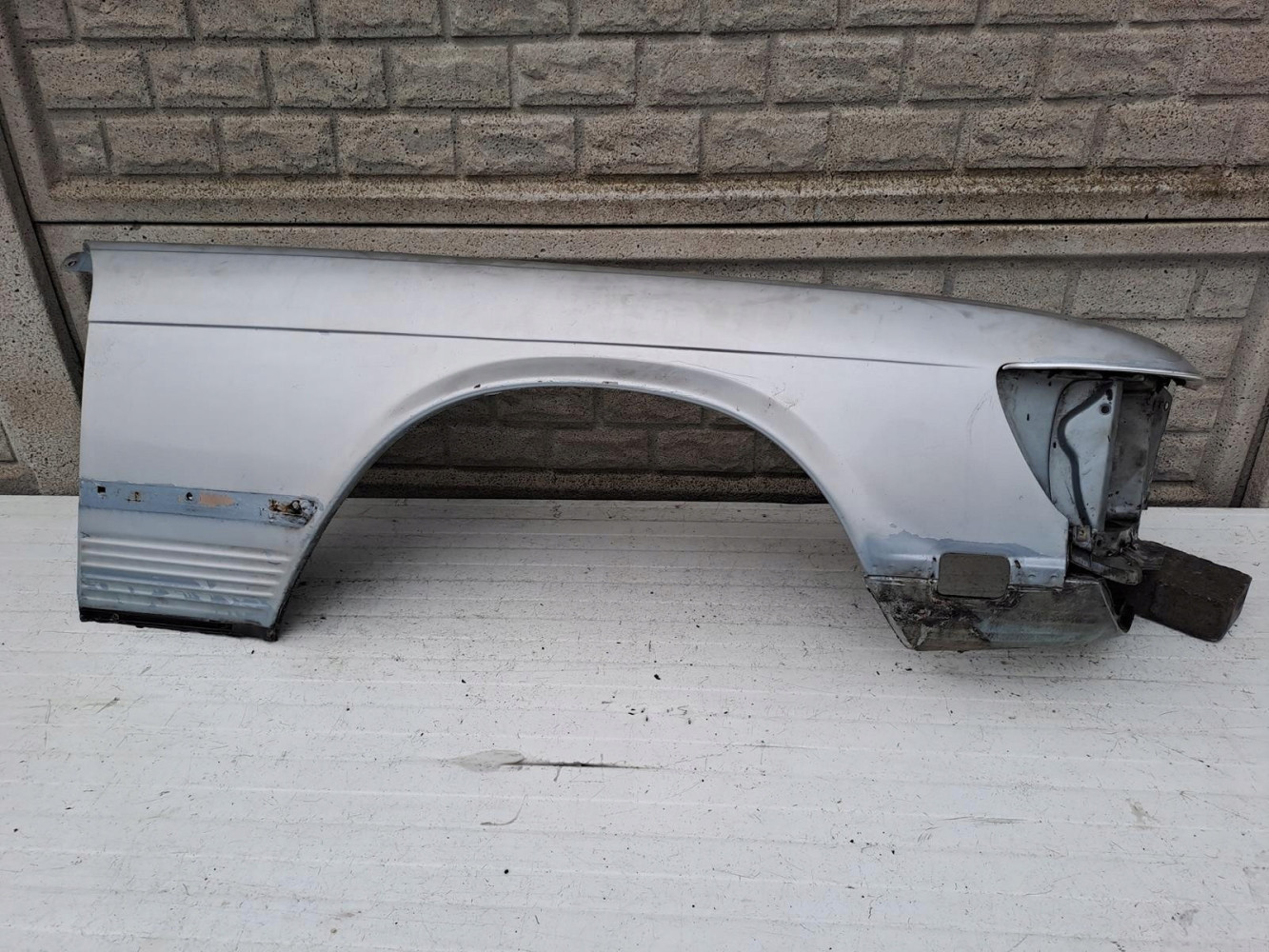 MERCEDES SL SLC 107 W107 C107 BŁOTNIK PRAWY LEWY - (13135493301)