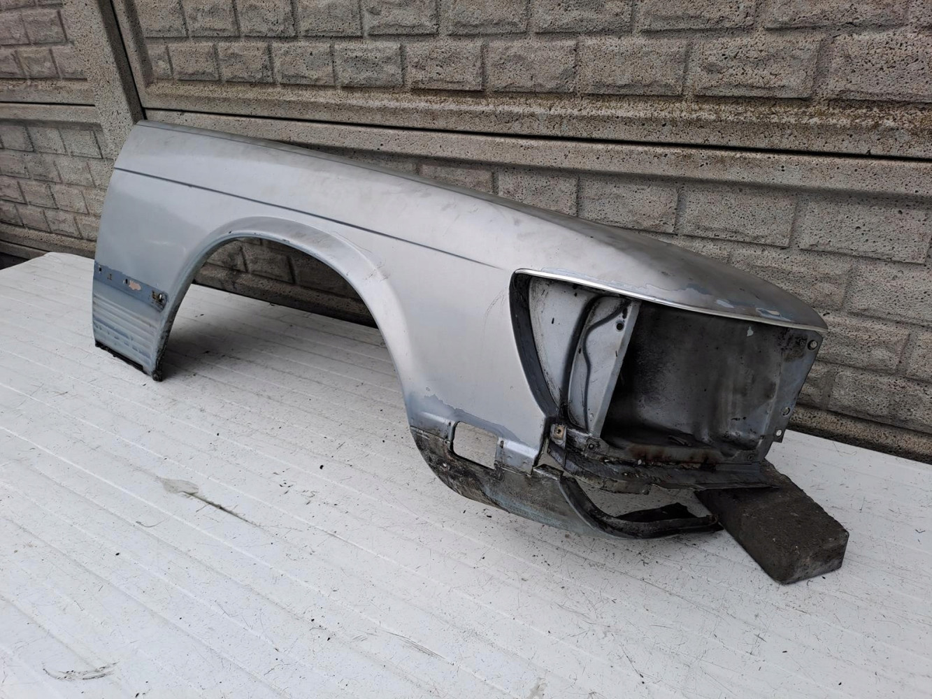 MERCEDES SL SLC 107 W107 C107 BŁOTNIK PRAWY LEWY - (13135493301)