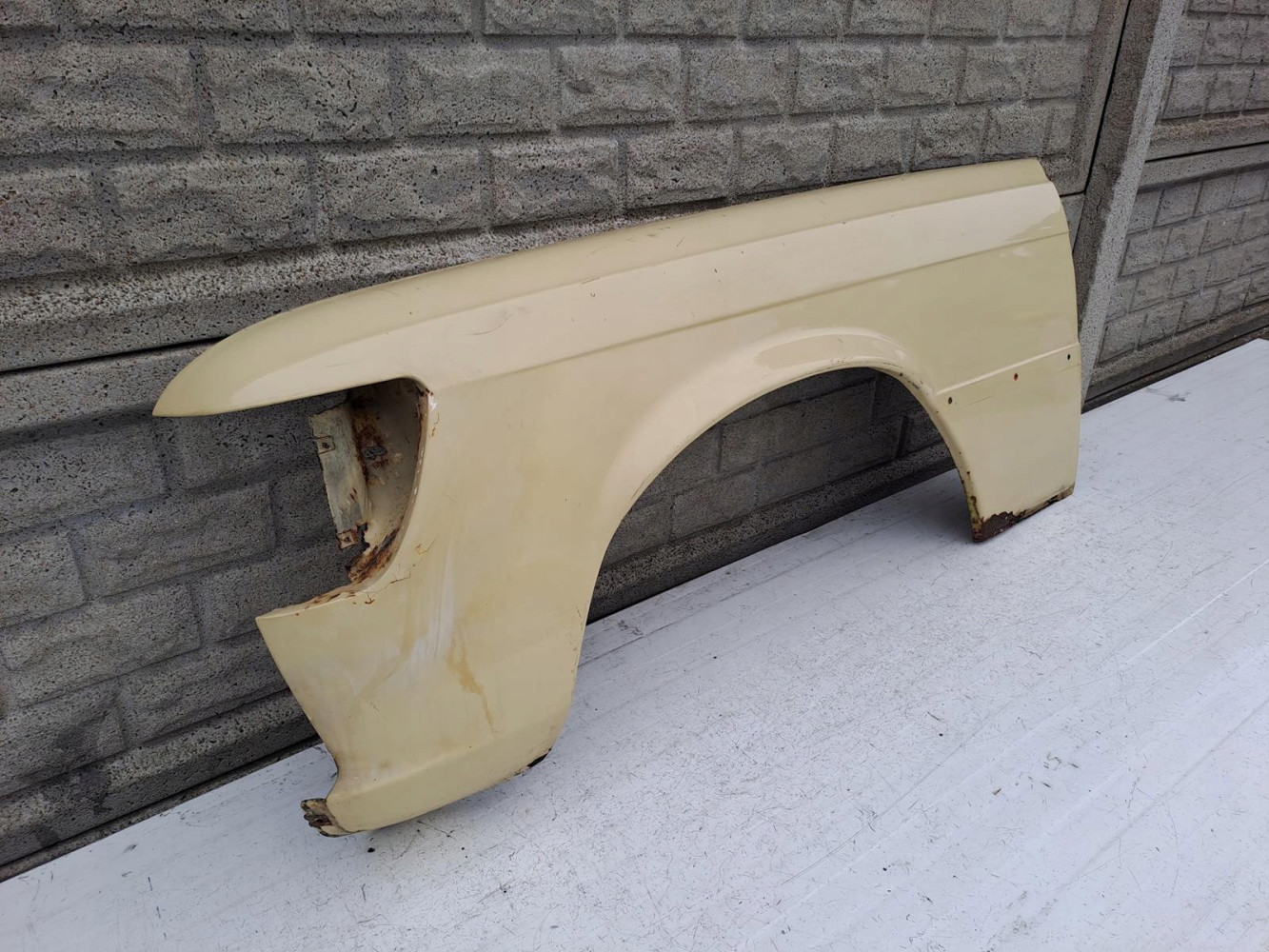MERCEDES W116 SE SEL BŁOTNIK PRZEDNI LEWY - (13149440850)