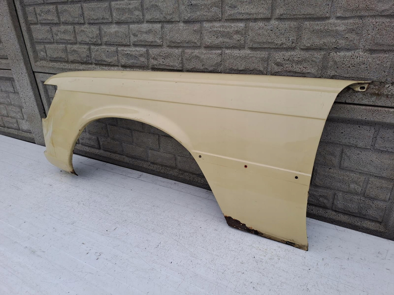 MERCEDES W116 SE SEL BŁOTNIK PRZEDNI LEWY - (13149440850)