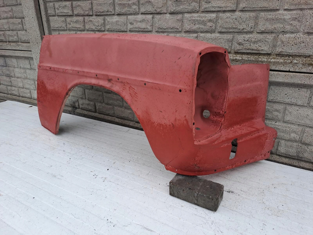 MERCEDES W114 COUPE BŁOTNIK PRAWY LEWY - (13149453716)