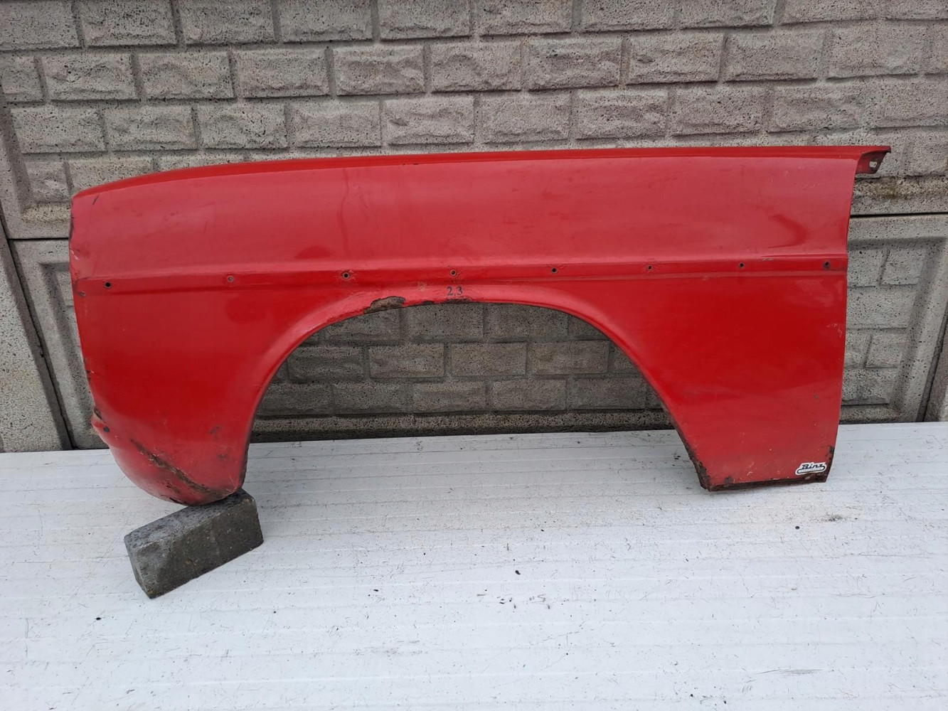 MERCEDES W115 SEDAN BŁOTNIK PRAWY LEWY - (13149475279)