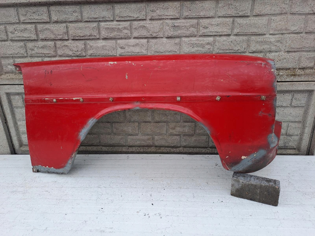 MERCEDES W115 SEDAN BŁOTNIK PRAWY LEWY - (13149475279)