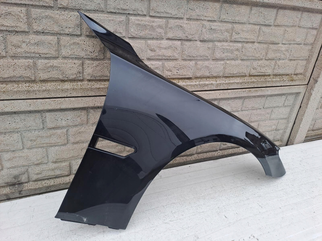 BMW VII 7 F01 F02 BŁOTNIK PRZEDNI PRAWY - (13180411611)